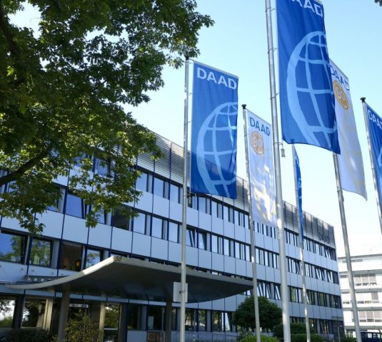 DAAD Hauptgebäude mit neuen Fahnen und dem DAAD Logo zum 90-jährigen Jubiläum
DAAD Hauptgebäude mit neuen Fahnen und dem DAAD Logo zum 90-jährigen Jubiläum